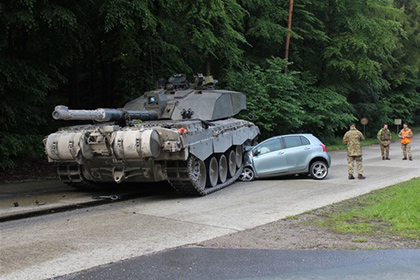 Британский танк переехал легковушку в Германии