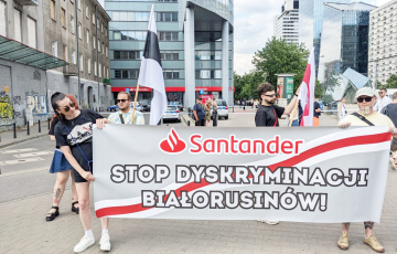 У Варшаве каля банку «Santander» прайшоў пікет супраць дыскрымінацыі беларусаў