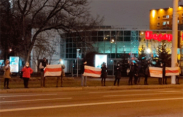 Минчане выстроились в цепь солидарности возле кинотеатра «Беларусь»