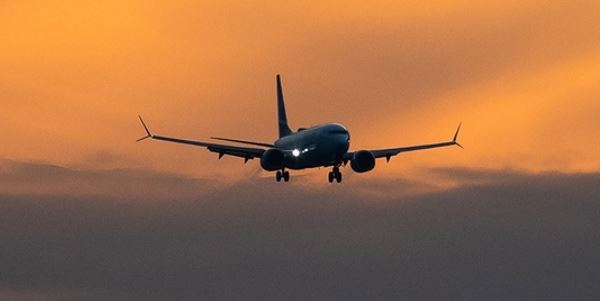В Boeing 737 врезалось неизвестное тело
