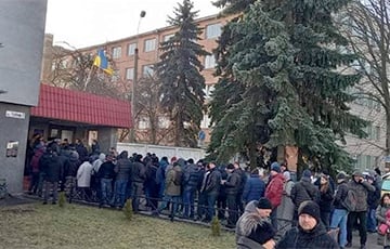 В украинские военкоматы выстраиваются огромные очереди добровольцев