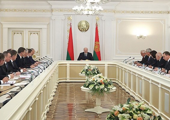 Вопросы дальнейшего экономического развития страны обсуждают на совещании у Лукашенко