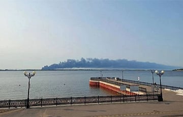 В Энгельсе третий день мощно горит нефтебаза после украинской атаки