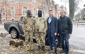 Украинский депутат Алексей Гончаренко передал машину для полка Калиновского
