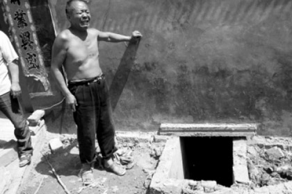 В Китае двое погибли из-за упавшего в туалет телефона
