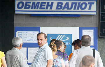 Рекорд с начала года: белорусы продолжает продавать валюту