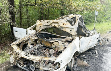 Под Вильнюсом утром взорвался автомобиль Audi 100