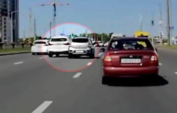 Авария при одновременном перестроении попала на видео