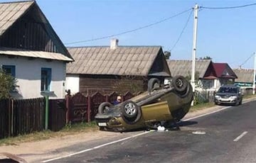 В Ивацевичском районе Renault во время обгона наехал на крышку люка и опрокинулся