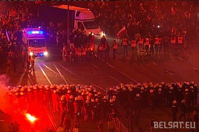 Полиция в Варшаве применила водометы против демонстрантов (Видео)