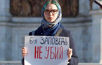 Москвичку задержали за пикет у храма Христа Спасителя с плакатом
