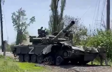 Украинский боец запрыгнул на танк оккупантов и забросил гранату