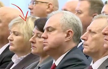 Уволили чиновницу из Гомеля, которая подозрительно долго сидела с закрытыми глазами на «инаугурации» Лукашенко
