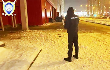 В Минске с крыши торгового центра упала глыба снега и травмировала прохожую