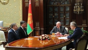 Лукашенко: придется нивелировать потери, «которые подбросили наши братья»
