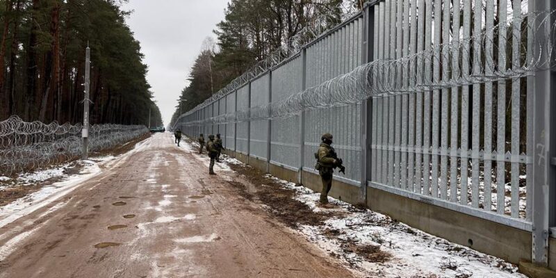 Польша возводит второй забор из колючей проволоки на границе с Беларусью