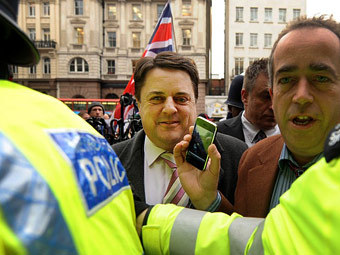 Лидером британских националистов занялась полиция за твит про геев