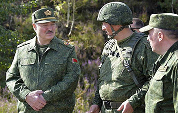 Лукашенко поручил отвести войска от границы с Украиной