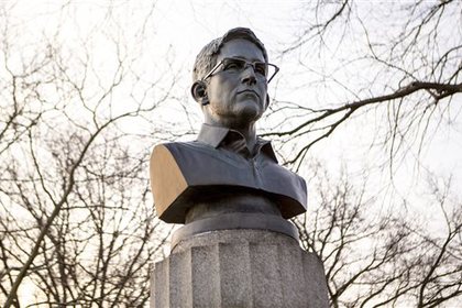 Скульпторы потребовали от полиции вернуть бюст Сноудена