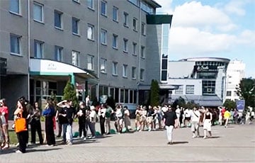 В Минске визовый центр Италии попробовал работать по живой очереди