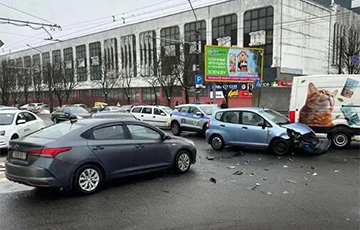 В Минске на перекрестке столкнулись три легковушки
