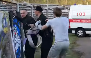 Видеофакт: Вратарь «Витебска» отбил фаната от сотрудника ОМОНа