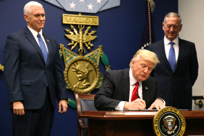 Трамп подписал указы об ужесточении миграции и перестройке армии