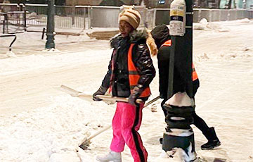 В Москве снег начали убирать молодые кубинки