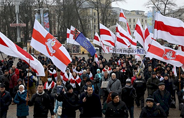 Молодежь на площади в Минске: Россия - дикая орда, а Лукашенко нелегитимен