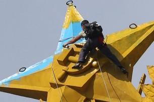 Полиция допрашивает москвичей, вывесивших украинский флаг на сталинскую высотку