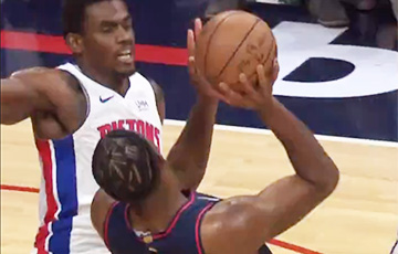 В НБА баскетболист акробатически забросил мяч в кольцо во время падения