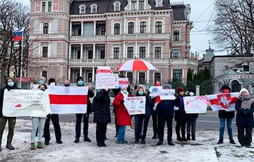 Белорусы вышли на акцию к российскому посольству в Риге