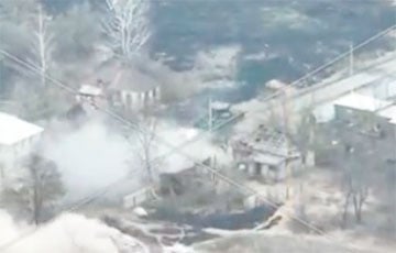 Московитский танк в панике из-за наступления добровольцев ровняет с землей дома в селе Козинка