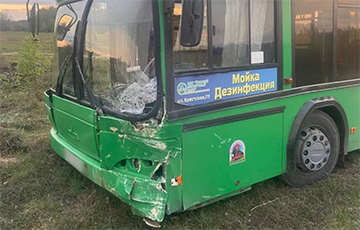 В Пинском районе пьяный автомобилист протаранил автобус с 15 пассажирами