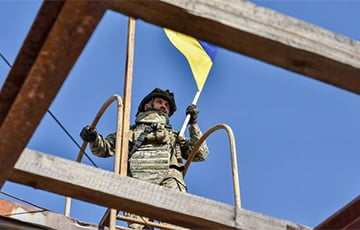 Бойцы «Азова» установили украинский флаг в Родинском Донецкой области