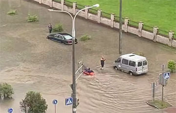 В Минске мужчина поплыл на лодке прямо по улице из-за сильного подтопления