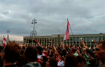 Белорусы поют на площади Независимости «Купалінку»