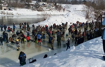 Под Гродно человек проехал 12 метров по льду на надувном матрасе, чтобы спасти тонущих рыбаков