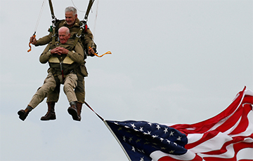 97-летний ветеран повторил свой прыжок с парашютом в небе Нормандии