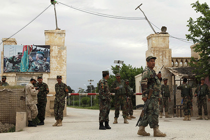В результате атаки талибов на военную базу в Афганистане убиты свыше 50 человек