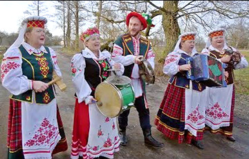 Белорусские артистки, ставшие звездами на YouTube, работают в деревенском клубе