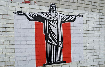 Бразильская статуя Христа-Искупителя на бело-красно-белом фоне появилась в Барановичах