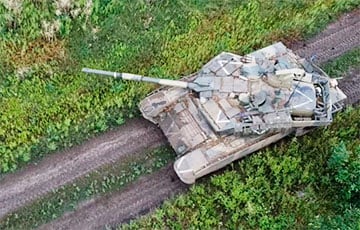 Московитский танк, «не имеющий аналогов в мире», запутался в колючей проволоке и заглох