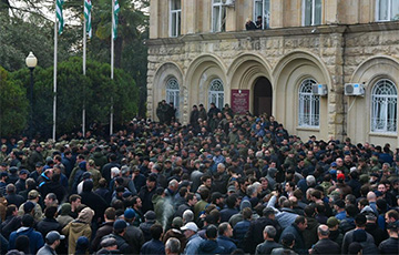 Протестующие в Абхазии дали «президенту» час, чтобы уйти в отставку