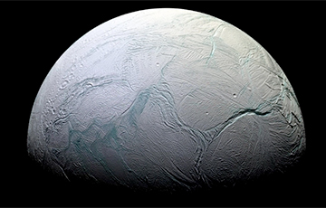 Ученые: Таинственный глубокий снег покрывает ледяной спутник Сатурна