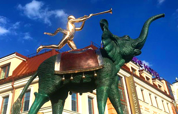 В Минске установили скульптуру семиметрового слона Сальвадора Дали