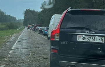 После грозы дорога под Минском превратилась в полосу препятствий и собрала очередь из авто
