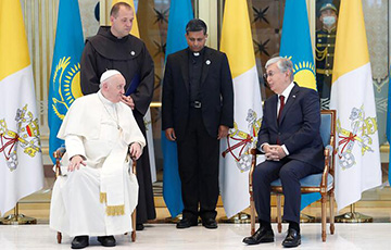 Папа Римский прилетел в Казахстан с трехдневным визитом