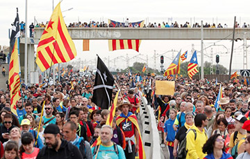 Сотни тысяч каталонцев стекаются в Барселону на пятый день протестов