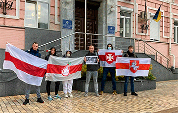 Белорусы Киева провели акцию в память о Юрии Захаренко